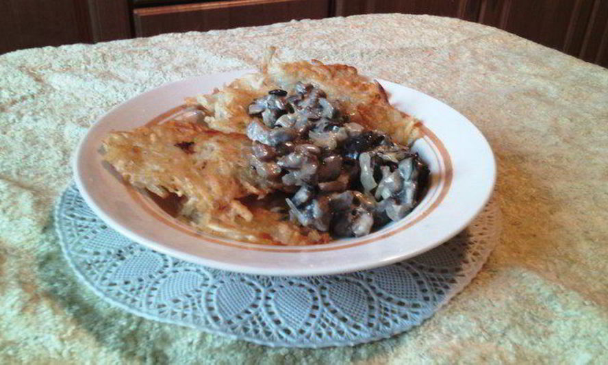 Рецепт драники с сливочно-грибным соусом