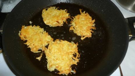 драники с сыром и горчичным соусом