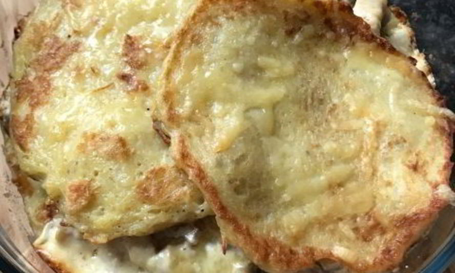 Рецепт горшочек по-деревенски — драники с курицей и сырным соусом