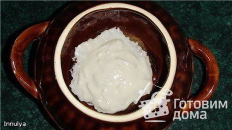 горшочек по-деревенски — драники с курицей и сырным соусом