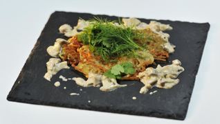 Картофельно-морковные драники с грибным соусом