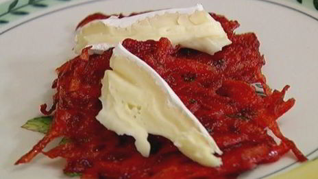 картофельно-свекольные драники с сыром бри