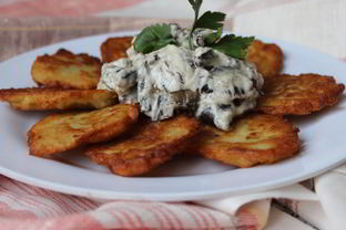 Картофельные драники с грибным соусом