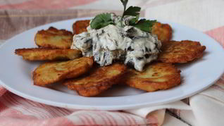 Картофельные драники с грибным соусом