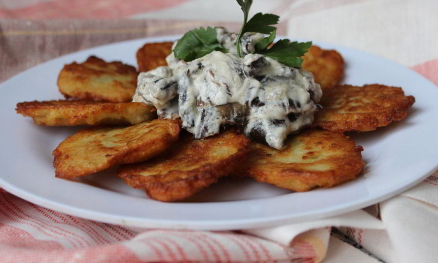 Рецепт картофельные драники с грибным соусом