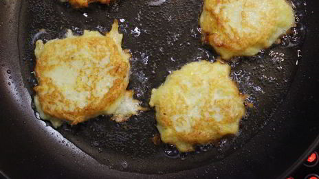 картофельные драники с грибным соусом