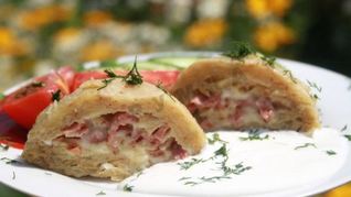 Картофельные колдуны с сосисками и сыром в микроволновке