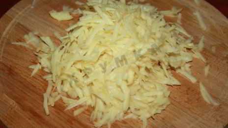 картофельные колдуны с сосисками и сыром в микроволновке