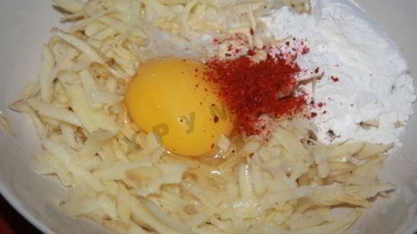 картофельные колдуны с сосисками и сыром в микроволновке