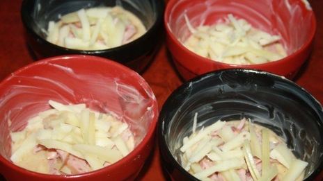 картофельные колдуны с сосисками и сыром в микроволновке