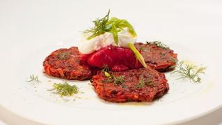 Свекольно-картофельные драники с розовои трескои и яйцом пашот