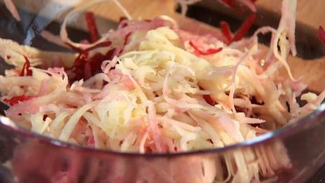 свекольно-картофельные драники с розовои трескои и яйцом пашот