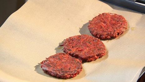 свекольно-картофельные драники с розовои трескои и яйцом пашот