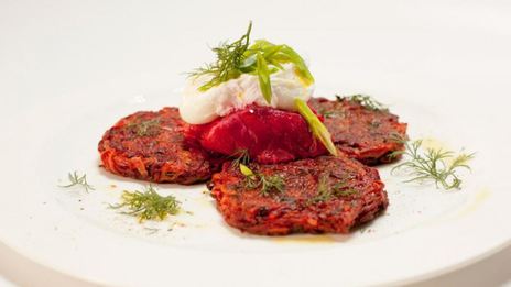 свекольно-картофельные драники с розовои трескои и яйцом пашот