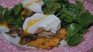 Яйца с грибами на тыквенных драниках