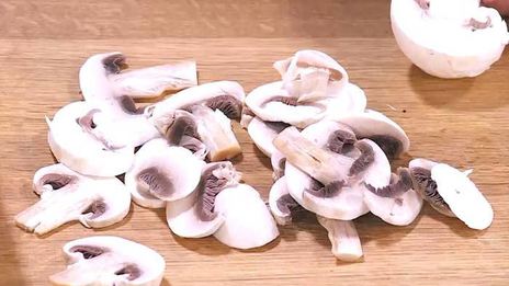 яйца с грибами на тыквенных драниках