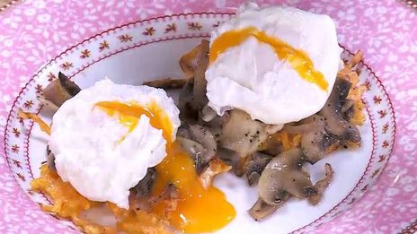 яйца с грибами на тыквенных драниках