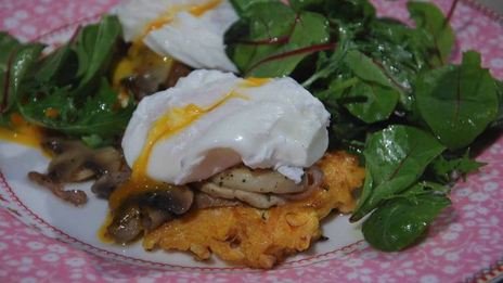 яйца с грибами на тыквенных драниках