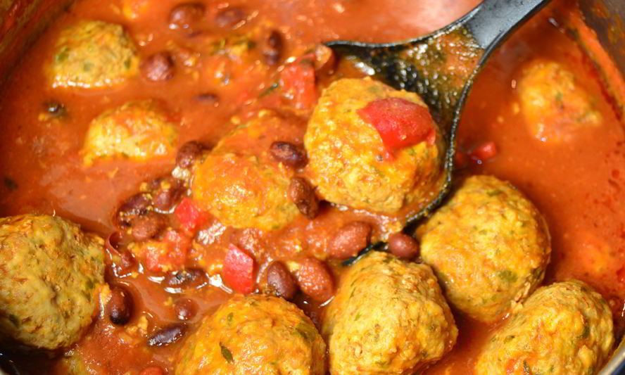 Рецепт диетические фрикадельки с фасолью в томатном соусе
