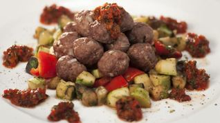 Домашние фрикадельки с пряным рататуем