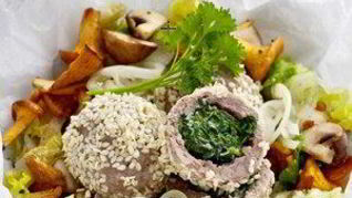 Фаршированные фрикадельки с салатом латук и лесными грибами