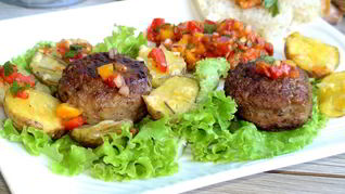 Фрикадельки Джинга с сальсой из запеченных перцев с гарниром из молодого картофеля