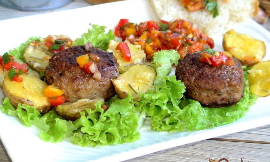 Рецепт фрикадельки джинга с сальсой из запеченных перцев с гарниром из молодого картофеля