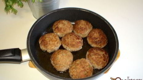 фрикадельки джинга с сальсой из запеченных перцев с гарниром из молодого картофеля