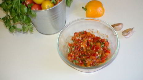 фрикадельки джинга с сальсой из запеченных перцев с гарниром из молодого картофеля