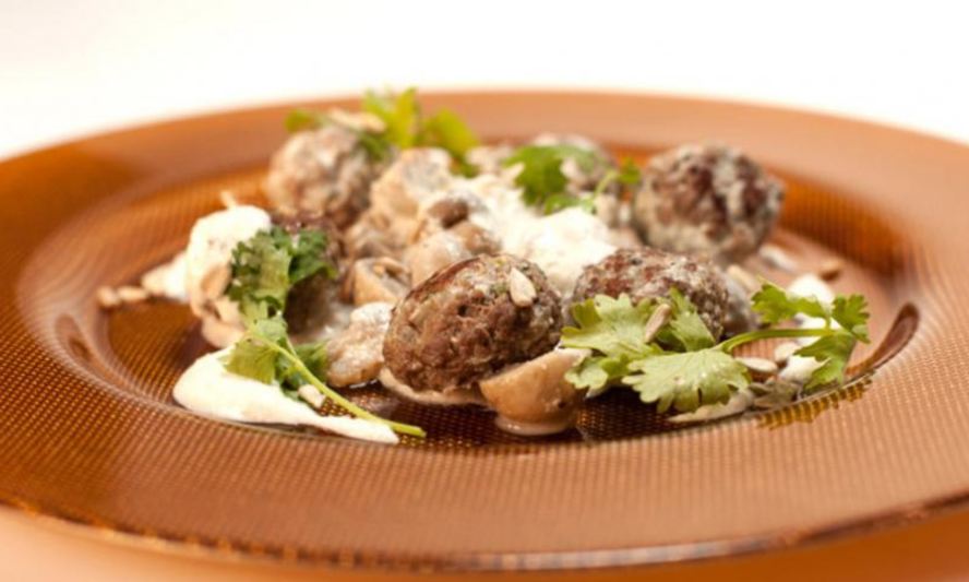 Рецепт фрикадельки из баранины с шампиньонами в йогурте