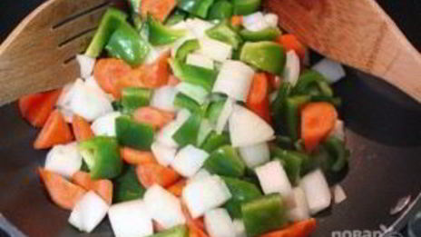 фрикадельки из курицы в чили соусе с овощами