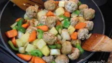 фрикадельки из курицы в чили соусе с овощами