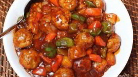 фрикадельки из курицы в чили соусе с овощами