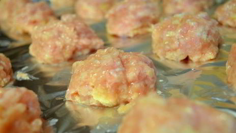 фрикадельки из свинины по-шведски в молочном соусе