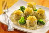 Фрикадельки из трески в сливочном соусе с брокколи