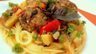 Фрикадельки с базиликом и овощами