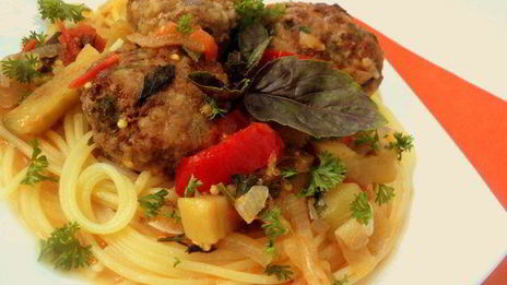 фрикадельки с базиликом и овощами