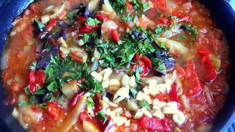 фрикадельки с базиликом и овощами