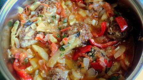 фрикадельки с базиликом и овощами