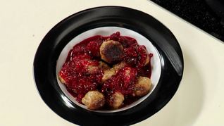 Фрикадельки с брусничным соусом