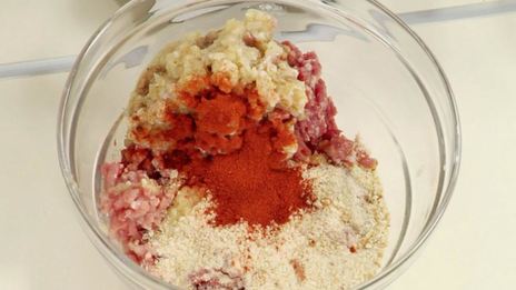 фрикадельки с брусничным соусом