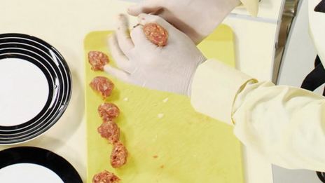 фрикадельки с брусничным соусом