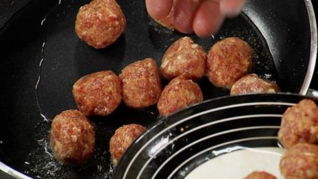 фрикадельки с брусничным соусом