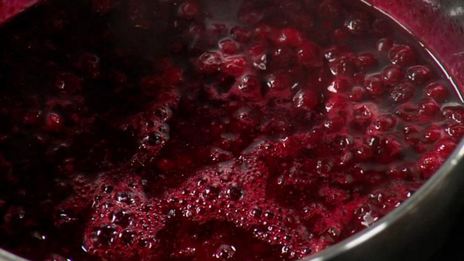 фрикадельки с брусничным соусом