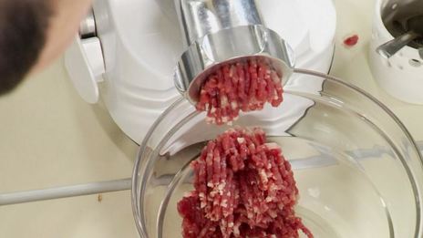 фрикадельки с брусничным соусом