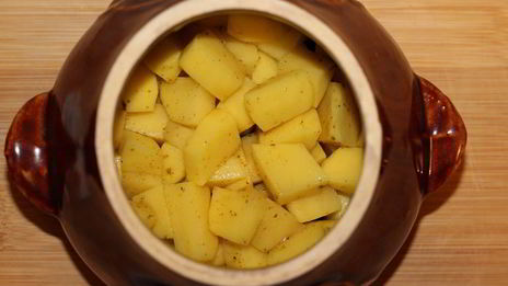 фрикадельки с картофелем в горшочках