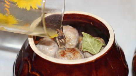 фрикадельки с картофелем в горшочках