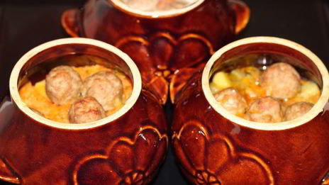 фрикадельки с картофелем в горшочках