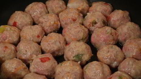 фрикадельки с овощами и кунжутом