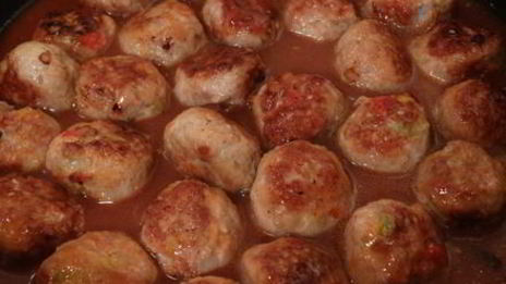 фрикадельки с овощами и кунжутом